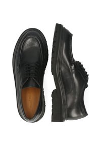 Scarpe eleganti in pelle nera con lacci e suole spesse, mostrate da angolazioni superiore e laterale su sfondo bianco.
