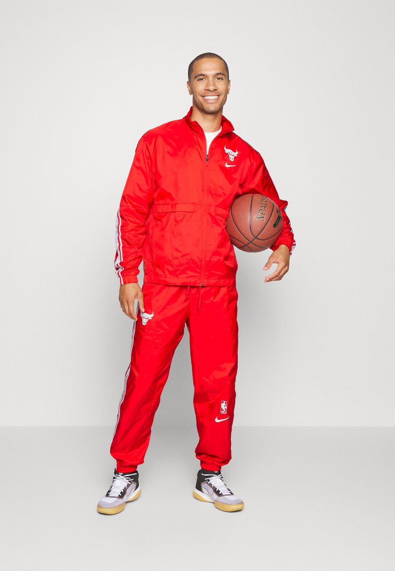 Mark analyse Postcode Nike Performance NBA CHICAGO BULLS TRACKSUIT SET - Trainingspak -  university red/white/white/rood - Zalando.nl