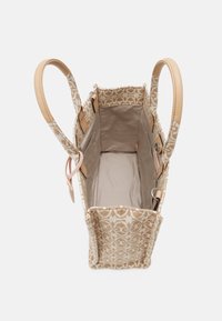 Torba na ramię z teksturowanym beżowym wzorem kwiatowym, skórzanymi akcentami, dwiema wytrzymałymi rączkami i przestronnym wnętrzem wyłożonym jasnym materiałem.