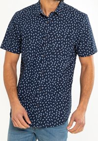 Korte mouwen marineblauw shirt met een button-down kraag, voorzien van een wit bladerenpatroon en een zachte textuur. Voorkant met knoopsluiting en een zakdetail.