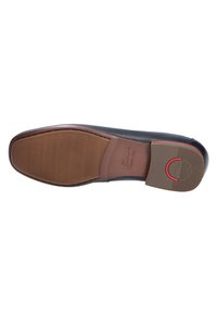 Zwarte leren schoenzool met een gestructureerde bruine rubber grip, voorzien van een cirkelvormige rode accent op de hak en reliëf logo-details.