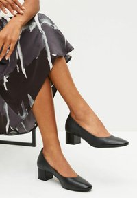 Next FOREVER COMFORT LOW BLOCK REGULAR WIDE FIT - Klassikalised kontsakingad - black