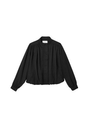 Blouse noire à manches longues avec empiècement froncé, col mandarin, fermeture par boutons et ourlet et poignets élastiqués, présentée sur fond blanc.