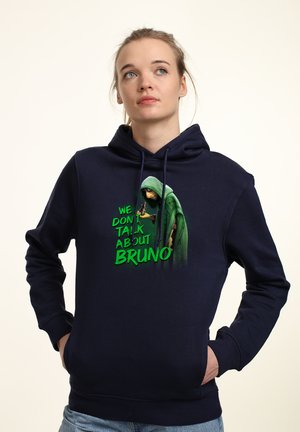 Mørkeblå hoodie med et frontgrafik, der viser en karakter i en grøn kappe og teksten "VI TALER IKKE OM BRUNO" i lys grøn.