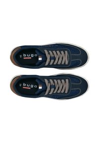 Zapatillas azul marino con parte superior de mezclilla y cordones grises. Presentan detalles en marrón, suela blanca y plantilla con marca. Talla 42.