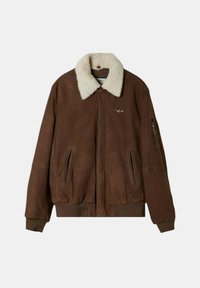 Bruine leren jas met een faux shearling kraag, geribbelde manchetten en twee zijzakken. Kenmerken zijn een handige ritszak op de mouw en een logo-accent.