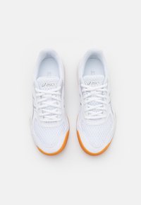 ASICS - UPCOURT 5 - Scarpe da pallavolo - white/pure silver - 3