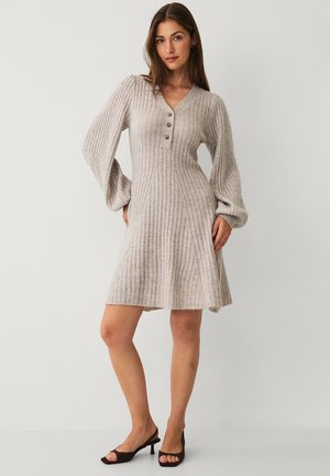 Ellos Collection, KLEID MIT RIPPSTRICK - Strikkjoler - beige