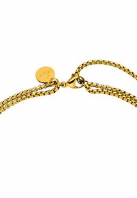 Halskette aus goldfarbenem Metall mit miteinander verbundenen Kettengliedern, einem Karabinerverschluss und einem runden Anhänger mit der Aufschrift "PURFEIT".