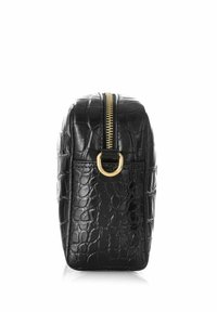 Czarna torba z wzorem krokodylej skóry, z goldowym zamkiem błyskawicznym i okrąłym złotym akcentem. Usztywniony kształt z gładką teksturą i solidnymi bokami.