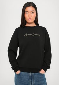 Zwart sweatshirt van een katoenmix, met een ronde halslijn, lange mouwen en een gouden geborduurd "Armani Exchange" logo op de borst.