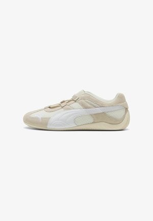 Beige-weiße Sportschuhe mit einem Obermaterial aus Wildleder und Mesh, runder Zehenpartie, elastischem Schnürverschluss und strukturiertem Sohlenmaterial für besseren Grip.