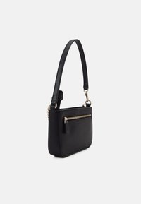 Sac à main noir avec une finition texturée, forme rectangulaire plate, bandoulière amovible, poche zippée à l'avant et finitions en métal doré.