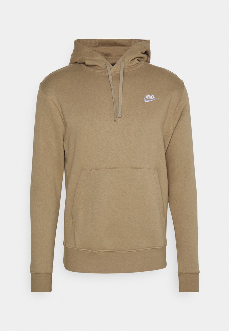 Barna kapucnis pulóver, puha anyagból készült, elülső zsebbel és fehér Nike logóval a mellkasán. Állítható zsinórral ellátott kapucni.