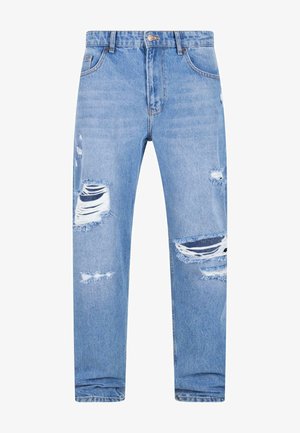 Jeans in denim azzurro chiaro con una vestibilità rilassata, caratterizzati da diverse aree sdrucite, orli sfrangiati e il classico stile a cinque tasche.
