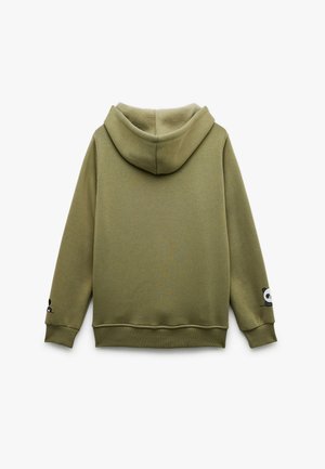 Felpa verde oliva con maniche lunghe, tasca frontale, cappuccio con cordino e grafica di un panda sulla manica sinistra. Materiale misto cotone, design casual.