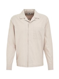 Camicia a maniche lunghe beige chiaro, con colletto e chiusura a bottoni, taschino sul petto singolo e texture liscia. Vestibilità classica con polsini abbottonati.