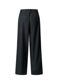 Pantalon noir à jambes larges avec un motif à rayures verticales. Doté d'une taille mi-haute et de deux poches arrière. Fabriqué en tissu texturé.
