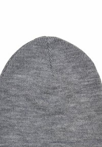 Grå strikket lue med rund topp, som har en jevn tekstur og subtile variasjoner i tråd farge. Ingen synlige logoer eller mønstre.