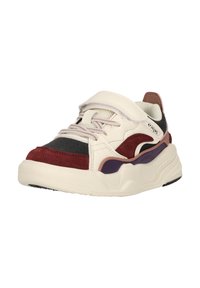 Sneakers met een mix van materialen: witte leer, bordeauxrode suède en zwart gaas. Dikke zool met textuur en grip, verstelbare strap en veters.