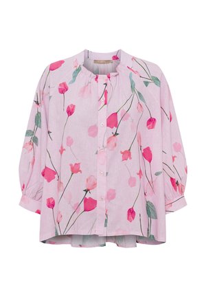 Lyserød bluse med lange ærmer og knapper foran, dekoreret med et mønster af lyserøde og røde tulipaner og grønne blade.