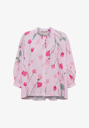 Lyserød bluse med lange ærmer og knapper foran, dekoreret med et mønster af lyserøde og røde tulipaner og grønne blade.