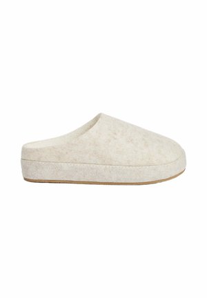 Zapatilla de casa de fieltro beige, tipo slip-on, con puntera redondeada, parte superior de textura suave y suela de goma. Acabado liso con detalles de costura mínimos.