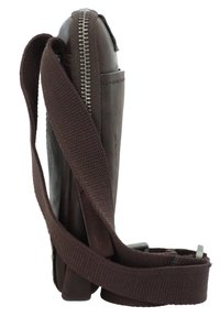 Borsa a tracolla in pelle marrone con chiusura a zip, tracolla in tessuto e texture liscia. Forma rettangolare compatta con dettagli minimali.