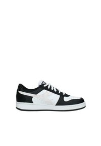 Sneaker basse con una combinazione di colori bianco e nero, materiali in pelle e sintetici, accenti testurizzati e dettagli perforati.