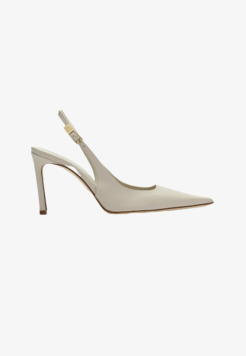 Beiger Leder-Pumps mit Slingback, spitz zulaufender Vorderkappe, goldener Schnalle am Knöchelriemen und schlankem Absatz.