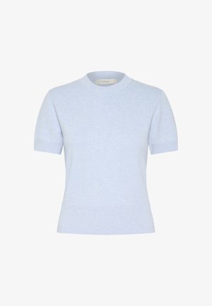 Svetlo modra kratka pletena majica s okroglim izrezom. Ima rebraste manšete in rob, gladko teksturo po celotni površini.