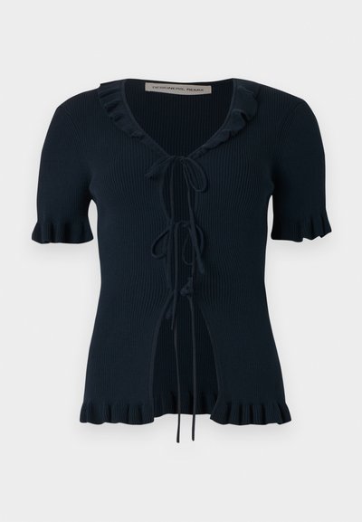 Μπλε σκούρο κοντομάνικο πλεκτό με ραβδώσεις, με βολάν στις άκρες, βαθύ V-λαιμόκοψη και τρεις μπροστινές δέστρες, ανοιχτό στη μέση.