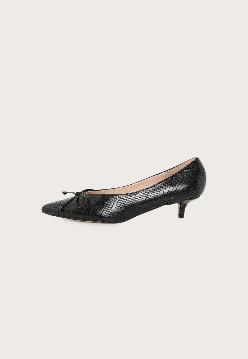 Chaussure femme noire à talon bas, bout pointu, motif texturé façon peau de serpent et petit nœud décoratif sur le dessus.