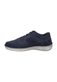 Zapatillas de gamuza azul marino con parte superior de malla texturizada, costuras tonales y suela de goma gris claro contrastante. Presenta un diseño ligero.