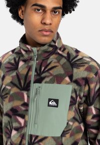 Quiksilver CLEAN COAST - Fleecejacka - desert sage abstract palm