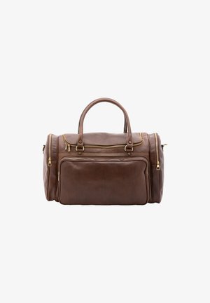 Sac de voyage en cuir brun avec deux poignées, plusieurs compartiments zippés et des accents en métal doré. Texture lisse et forme arrondie.