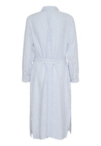 Abito a righe in azzurro chiaro e bianco, con maniche lunghe, colletto, vita con cintura e spacco laterale per facilitare i movimenti.