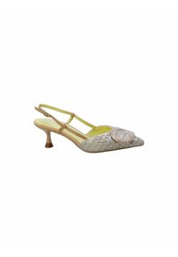 Scarpe slingback con punta affusolata in materiale tessuto metallico, dotate di un'ornamentazione decorativa in gemma, tacco basso e soletta gialla a contrasto.