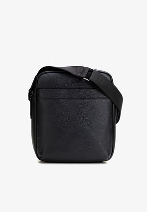 Bolso bandolera de cuero negro texturizado con correa ajustable y cierre con cremallera, forma rectangular compacta, logotipo en relieve en el frente.