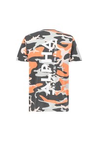 Tričko v šedém, oranžovém a béžovém maskáčovém vzoru. Na zadní straně výrazné bílé logo "ALPHA INDUSTRIES". Krátké rukávy.