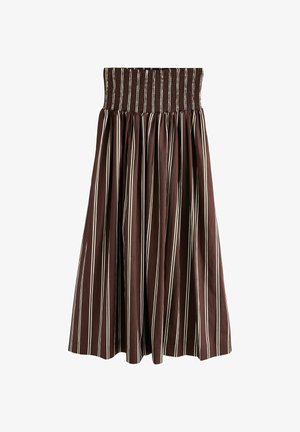 Hnědá pruhovaná sukně s nařaseným pasem, zdobená vertikálními bílými pruhy, s plisovaným designem a plynnou texturou látky.
