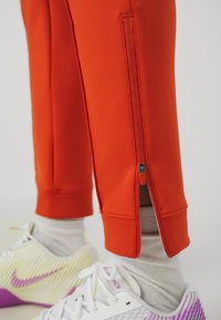 Nike Performance HERITAGE PANT - Treniņtērpa apakšdaļas - rust factor