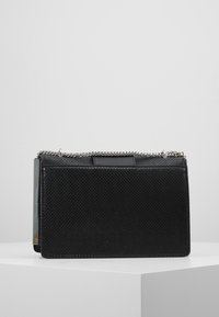 Borsa nera tessutata con un motivo a rete, dotata di una tracolla in catena argentata e un design elegante. Accenti in pelle liscia nella parte superiore.