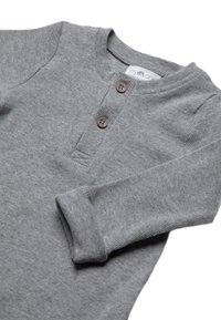 Graues Langarmshirt aus weichem Stoff, mit Rundhalsausschnitt, gerippten Bündchen und zwei braunen Knopfverschlüssen am Ausschnitt.