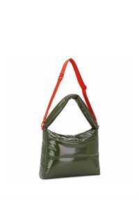 Grüne Lackledertasche mit gesteppter Oberfläche, ausgestattet mit einem dreieckigen Griff und einem verstellbaren roten Riemen für vielseitiges Tragen.