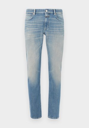 Jeans in denim azzurro chiaro con gamba dritta. Presentano scoloriture sulla parte frontale, cinque tasche, chiusura con bottone e impunture a contrasto.