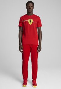 Puma SCUDERIA FERRARI RACE BIG SHIELD - Marškinėliai su spaudiniu - rosso corsa