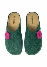 Zoccoli in feltro verde con una texture morbida, caratterizzati da dettagli floreali rosa e bianchi sui lati. Suole interne in beige naturale e leggero.