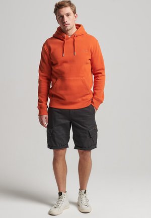 ESSENTIAL LOGO   - Jersey con capucha - denim co rust orange