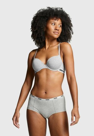 Grauer BH mit glatter Polsterung und verstellbaren Trägern, kombiniert mit grauen hochgeschnittenen Slips mit einem schwarzen Logo-Bund.